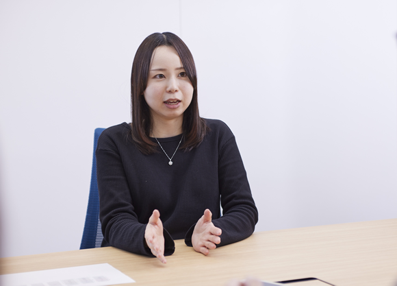 カシオヒューマンシステムズ　導入事例ページ　名港海運株式会社　吉岡明奈様　画像