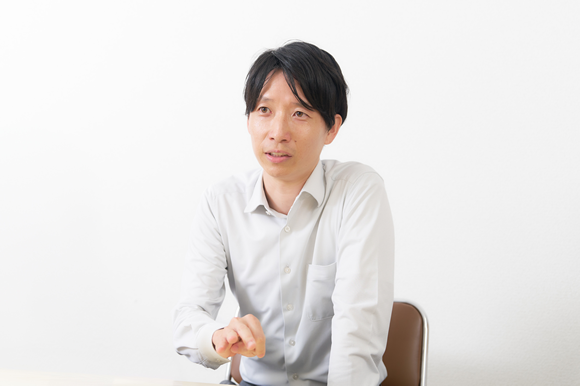 カシオヒューマンシステムズ　導入事例ページ　株式会社ナリコマホールディングス様　瓦谷一平氏