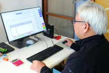 楽一を操作する白石さん